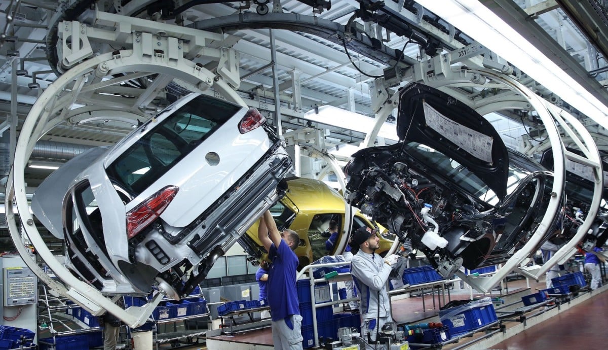 Volkswagen satış geliri beklentisini düşürdü