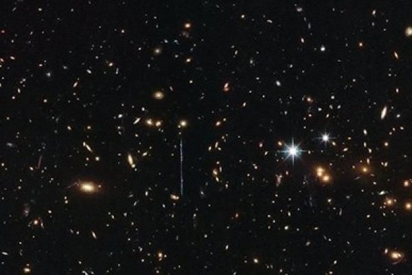 Hubble, 3 katrilyon Güneş kütlesinde galaksi kümesini görüntüledi