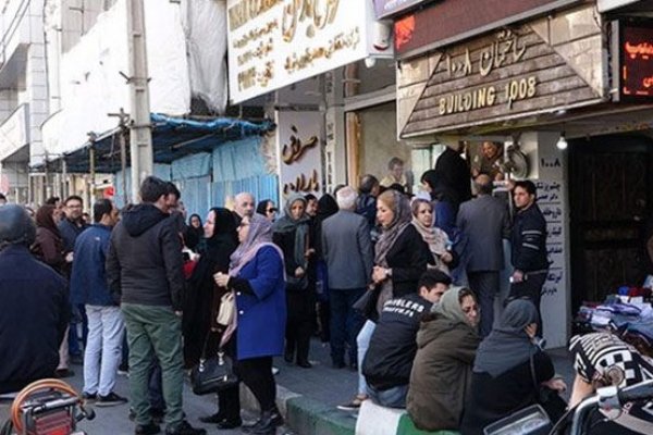 Paraları değer kaybeden İranlılar döviz bürolarına koşuyor