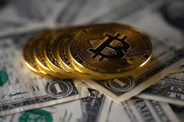 'Bitcoin değersiz ve yakında patlayacak'