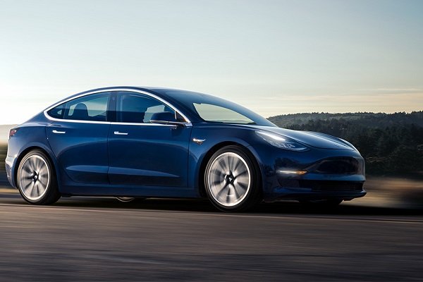 Çift motorlu Tesla Model 3’ün özellikleri ve fiyatı açıklandı