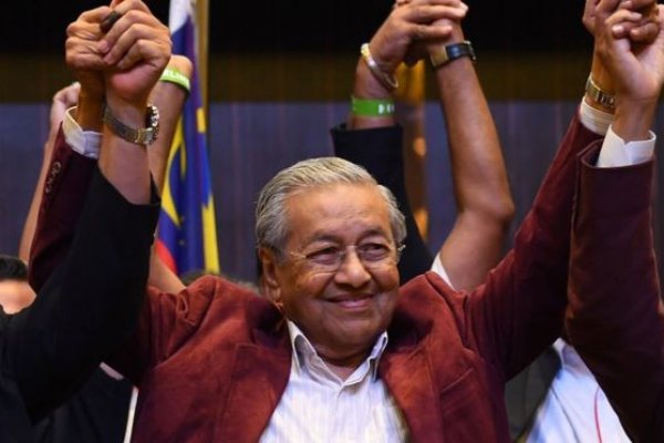 Malezya'da 60 yıllık iktidar devrildi, muhalefet kazandı
