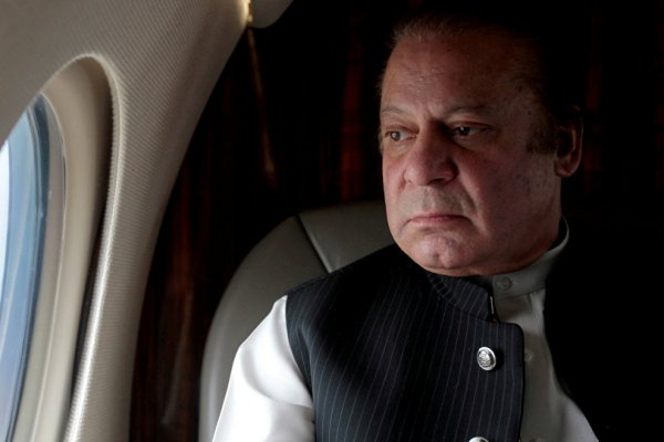 Pakistan'da eski Başbakan Şerif, kızı ve damadına yolsuzluktan hapis cezası