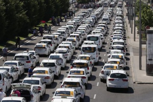 İspanyol taksiciler Uber'i protesto için yol kapattı