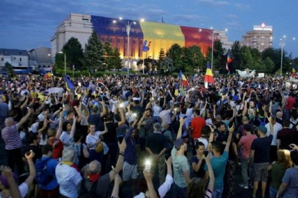Romanya’da hükümet düştü