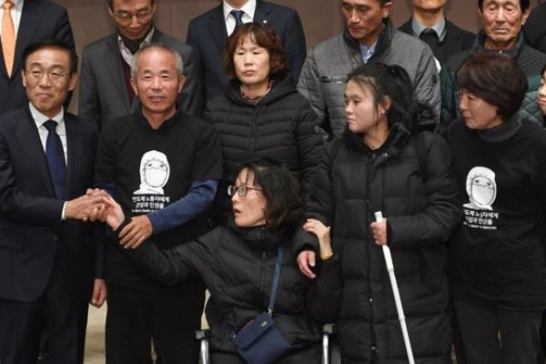 Samsung, fabrikalarında ölen işçilerin ailelerinden özür diledi