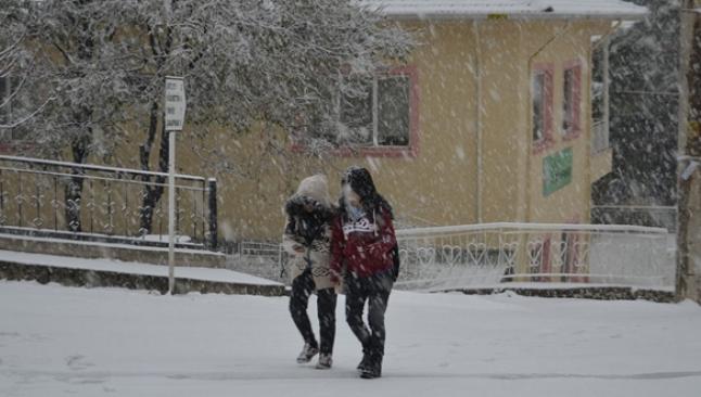 Antalya'ya kar yağdı, okullar tatil