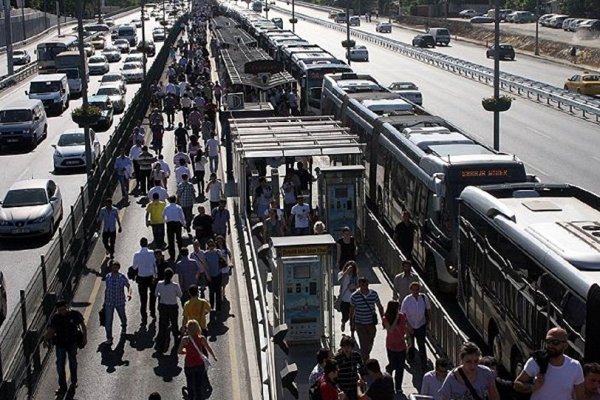 İstanbul'da metrobüs yolcuya çarptı: Seferler aksıyor