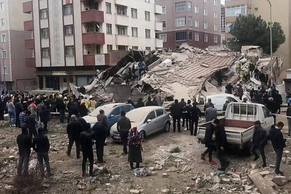 İstanbul'da 8 katlı bina çöktü