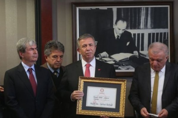 Ankara Büyükşehir Belediye Başkanı seçilen Mansur Yavaş mazbatasını aldı
