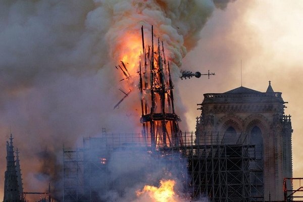 Notre Dame Katedrali'ndeki yangın söndürüldü