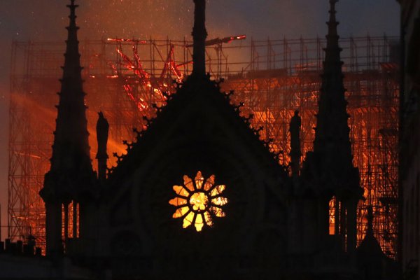 Putin: Notre Dame Katedrali yangınını gözyaşları içinde izledik