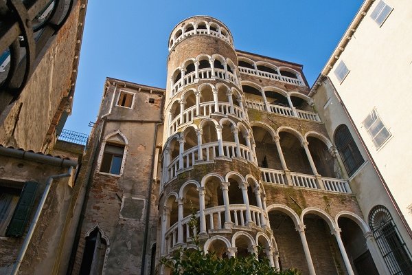 İtalya tasarruf için Rönesans dönemi binalarını satıyor