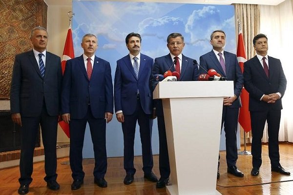 Ahmet Davutoğlu İstanbul parti binasını tuttu