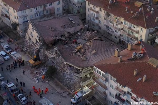 Elazığ depreminde can kaybı 20'ye yükseldi