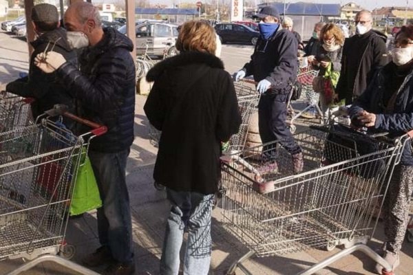 İtalya'da marketler boşaldı
