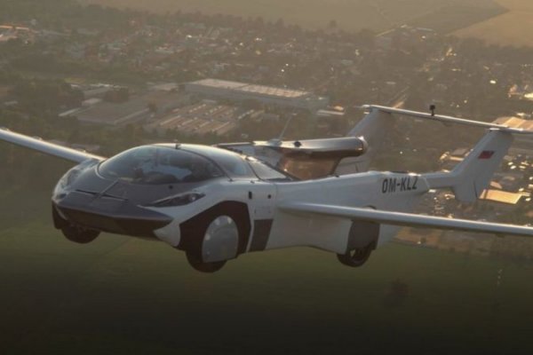 Uçan otomobil AirCar'dan iki havalimanı arasında test uçuşu