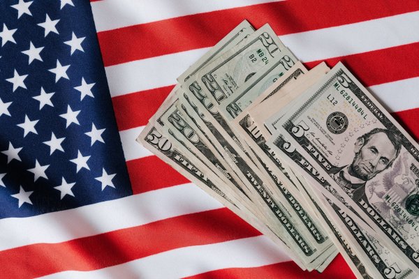 ABD'de kişisel gelirler azaldı harcamalar arttı