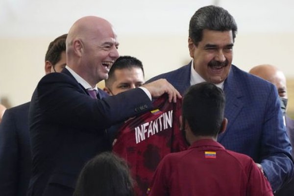 FIFA Başkanı, Venezuela lideriyle bir araya geldi
