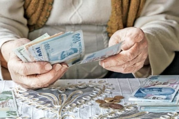 AKP'den asgari ücret ve emekli aylıklarıyla açıklama