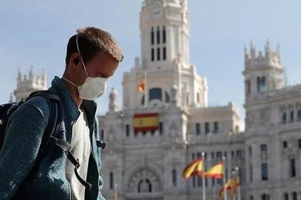 İspanya’da kapalı alanlarda maske zorunluluğu kaldırıldı