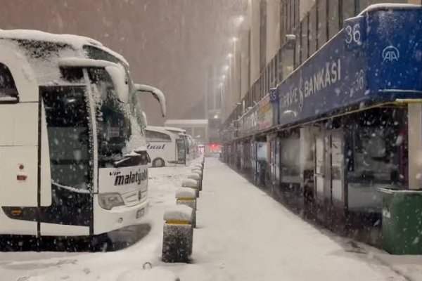 İstanbul'da AVM'ler 12'de açılacak, otobüs çıkışı durduruldu