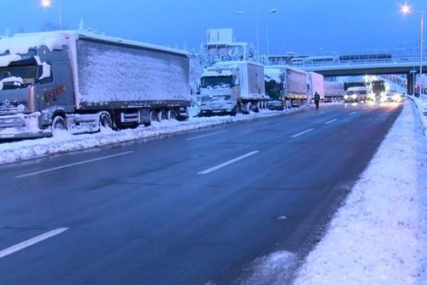 TIR ve kamyonlara İstanbul'a girişte kar yasağı