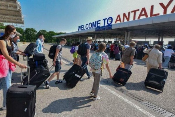Antalya'ya gelen yabancı turist sayısı 8 milyonu geçti