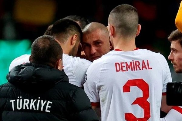 Burak Yılmaz penaltıyı, Türkiye Dünya Kupası'nı kaçırdı