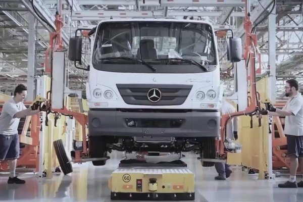 Mercedes, 5 bin 600 çalışanını "çip" tatiline çıkarıyor