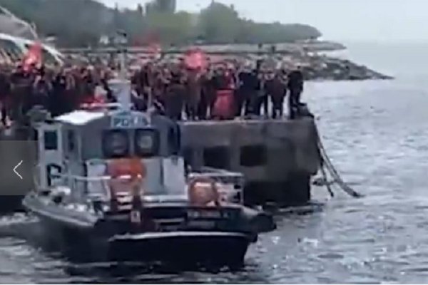1 Mayıs hep aynı: Polis belediye başkanının teknesini kıyıya yanaştırtmadı