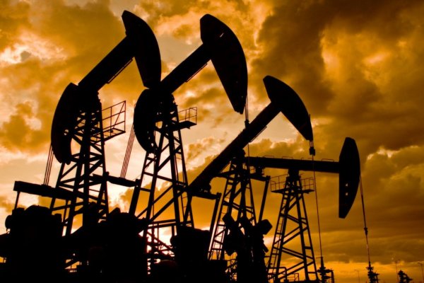 Yatırımcılar arz ve talep faktörlerini tartarken petrol istikrarlı seyrediyor