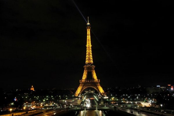 Enerji krizindeki Fransa, Eyfel Kulesi'ni karartacak