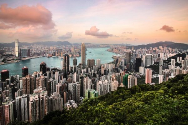 Hong Kong yeniden büyümeye döndü
