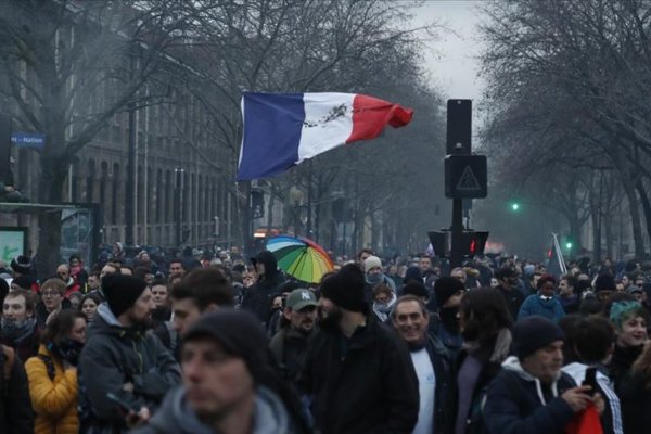Fransa'da grevler büyüyor, enerji krizi derinleşiyor