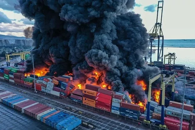 İskenderun'da limandaki yangın söndürülemiyor