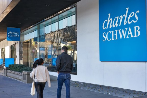 Charles Schwab’in büyük hissedarı elindeki tüm hisseleri sattı
