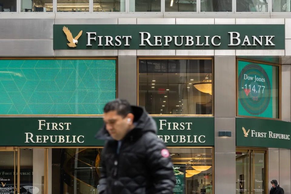 First Republic Bank hisseleri yüzde 50 geriledi, işlemler durduruldu