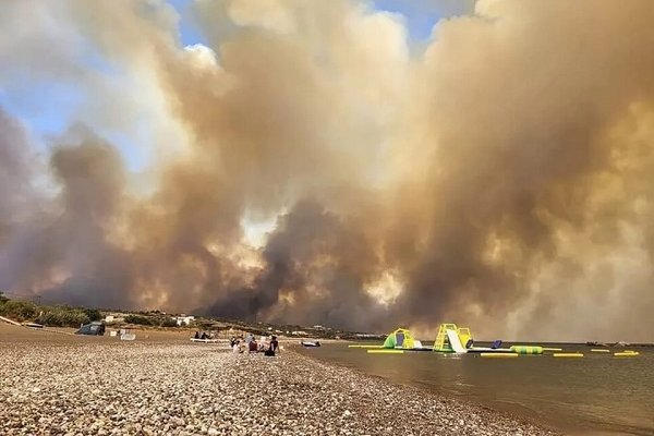 Yunanistan yangın nedeniyle Rodos'u boşaltıyor