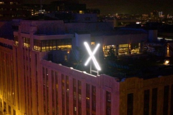Elon Musk'ın çatıya koyduğu X logosu belediye yetkililerince indirildi