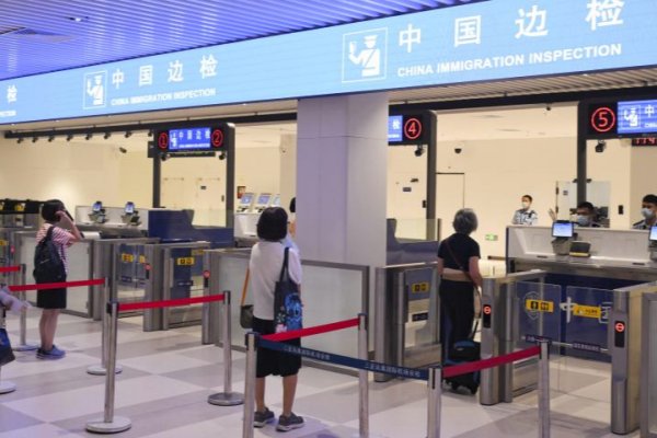 Çinliler yeni yılda havalimanlarına akın etti