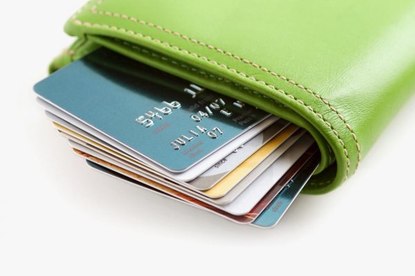 Her cüzdanda iki kredi kartı var
