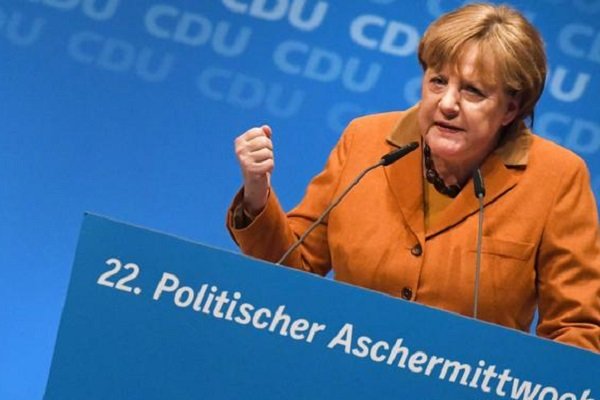 Merkel 4'üncü kez başbakanlık koltuğuna oturdu