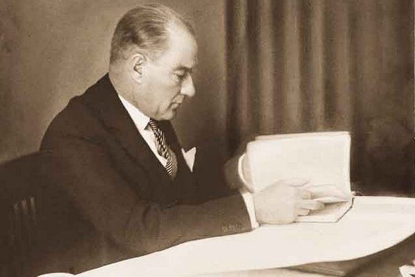 Güney Kıbrıs'tan 'Atatürk sayfalarını yırtın' talimatı