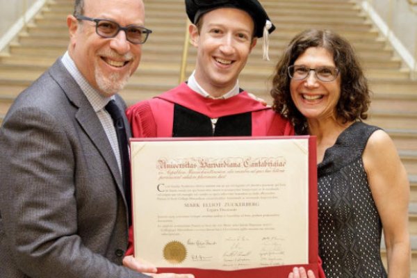 Facebook kurucusu Zuckerberg Harvard diplomasını aldı