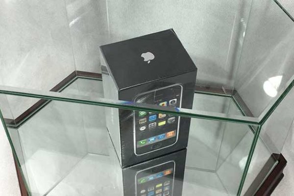 Kutusu dahi açılmamış ilk iPhone rekor fiyatla satışta