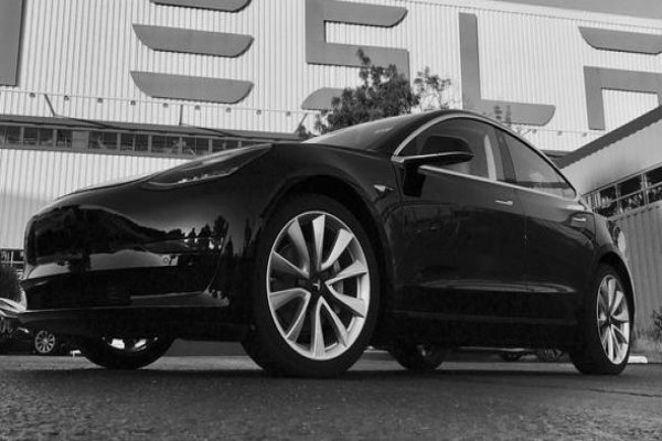 Tesla Model 3'ün üretimine başlandı, işte ilk görüntü
