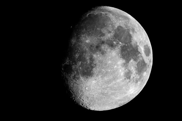 Dünya'nın uydusu Ay'da su izine rastlandı