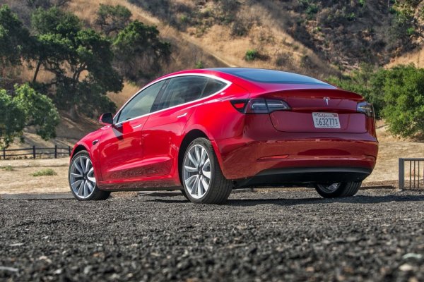 Tesla Model 3'ü almak isteyen binlerce müşteri vazgeçiyor!