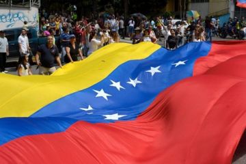 S&P, Venezuella`nın notunu askıya aldı